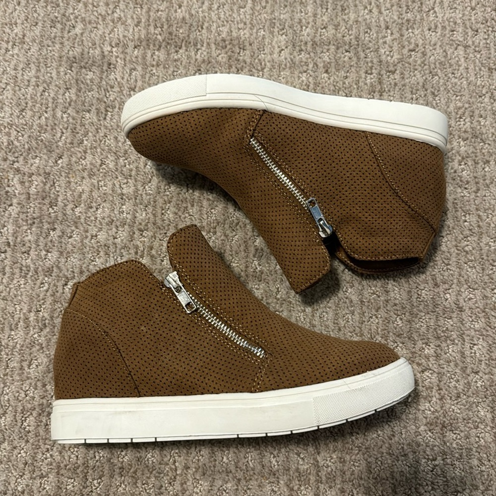 NEW Cushionaire memory foam wedge sneakers